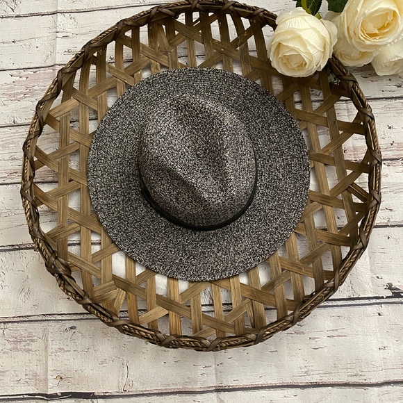 LAST ONE!! Stunning Panama Hat With Black Band - Picture 6 of 7